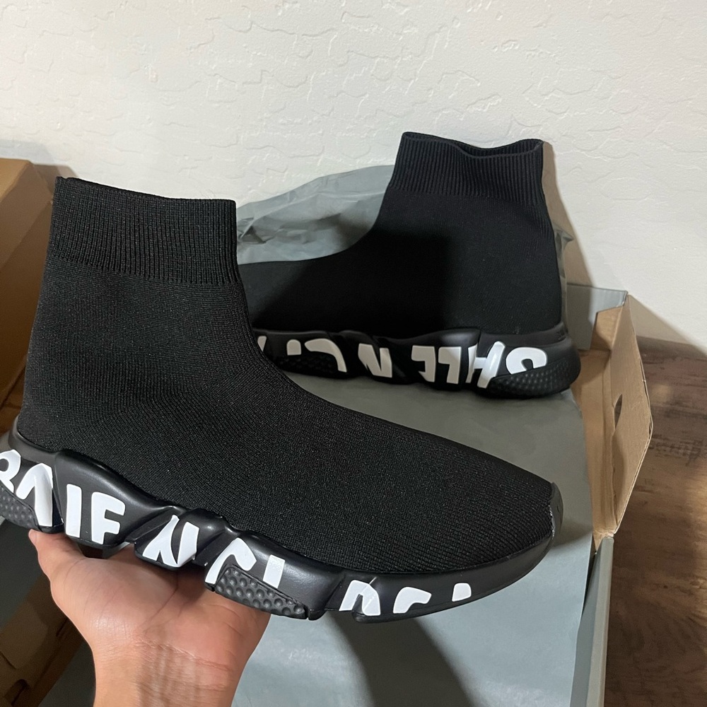 they are a 9/42 very comfy shoe and great for multiple outfits